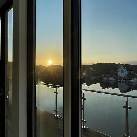 Modern Seaside Bomlo